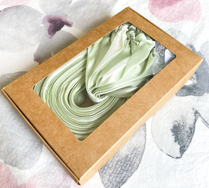 exemple de ronde de rubans blanc crème vert sauge boite
