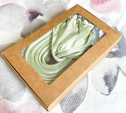 exemple de ronde de rubans blanc crème vert sauge boite